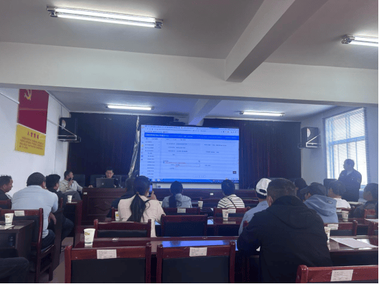 鶴慶縣商務(wù)和市場(chǎng)監(jiān)督管理局召開石材加工園區(qū)特種設(shè)備使用單位約談培訓(xùn)會(huì):石材加工